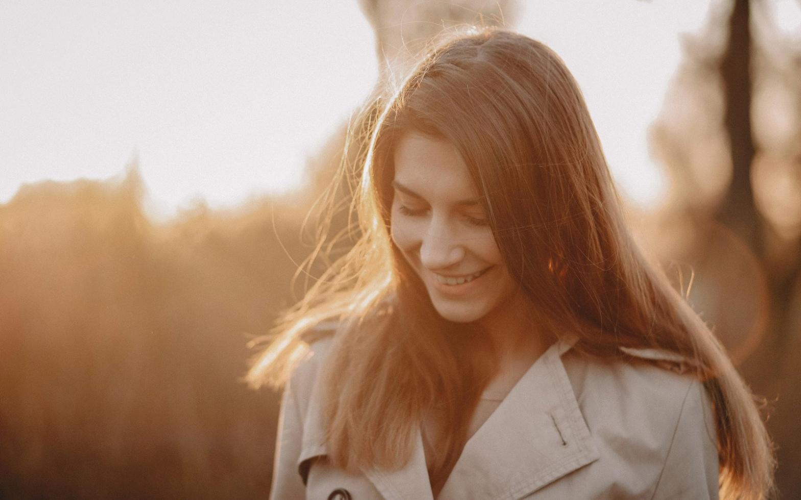 Elegantes Hochzeits-Make-up mit natürlichem Glow und zeitlosem Lippenstift