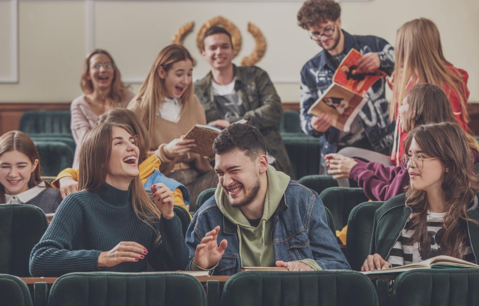 Sanftes Tages-Event-Make-up mit frischen Farben und natürlicher Ausstrahlung