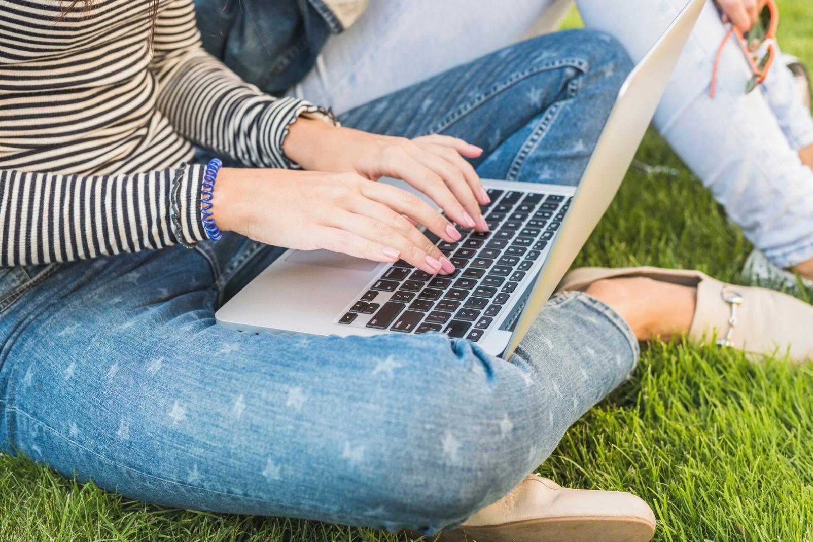 Beratungsgespräch über Make-up-Konzepte